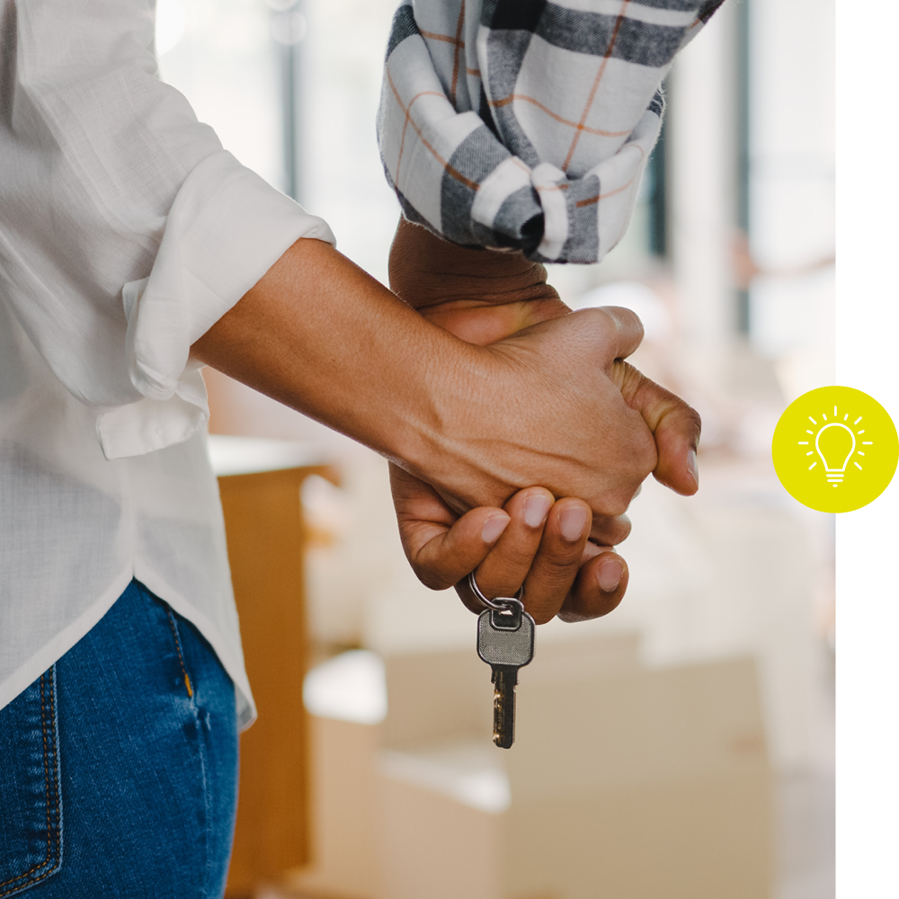 Umschlungene H�nde mit Schl�ssel