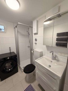 Badezimmer Erstbezug nach Sanierung - m�blierte 1,5-Zimmer-Wohnung (DG) mit Loggia in M�geldorf